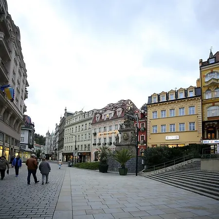 U Vřídla, Ul. Tržiště.